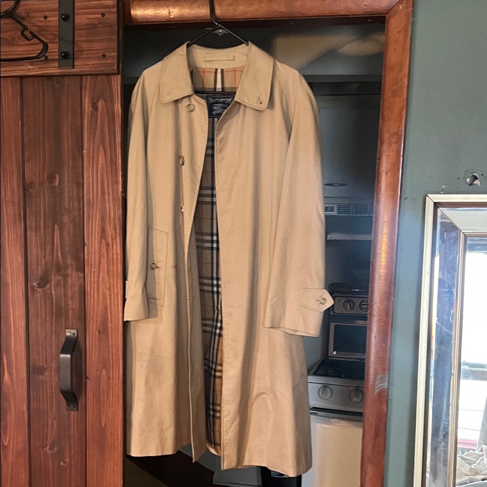 Burberry Tan Trench Coat with Plaid inseam. Near perfect condition.
